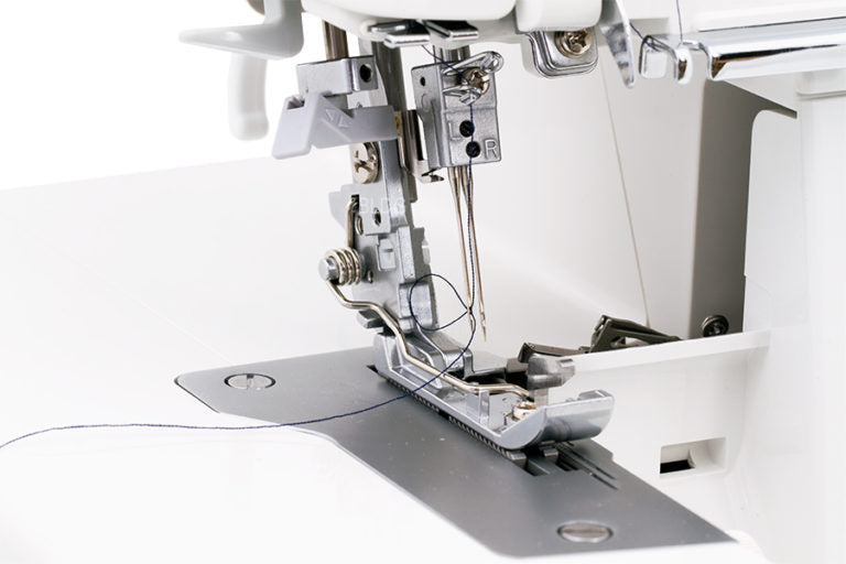 JUKI MO - 2000 QVP mit Lufteinfädler - Overlock